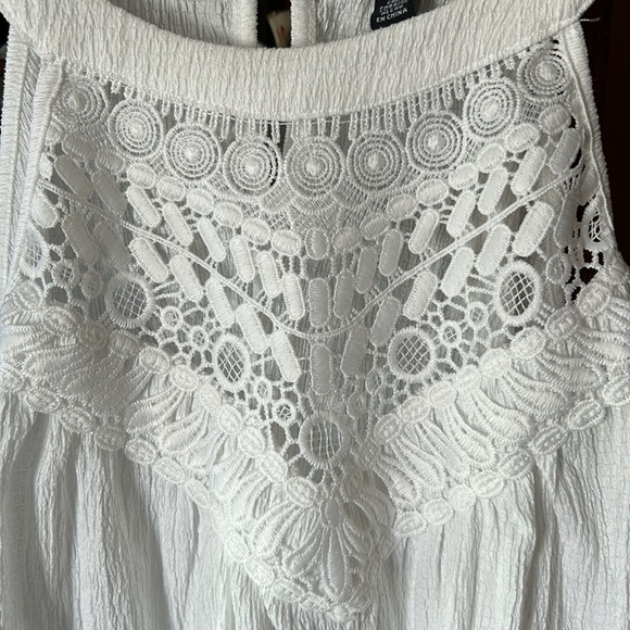 Cable and Gauge GORGEOUS white halter top with small button on back. NWOT. Flowy - Picture 9 of 9